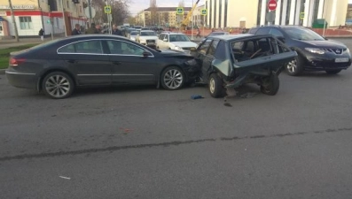 «Фольксваген» и ВАЗ столкнулись на площади Франценюка