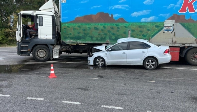 Водитель легковушки попал в больницу после столкновения с грузовиком под Липецком