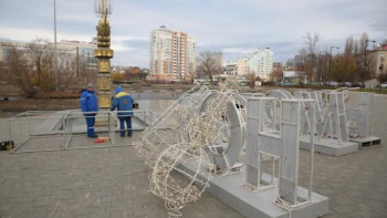 У Комсомольского пруда монтируют праздничные украшения (видео)