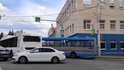 Два автобуса остановили движение в центре Липецка