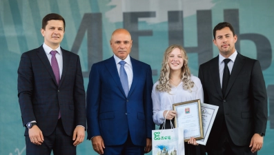 Губернатор Игорь Артамонов вручил награды ельчанам