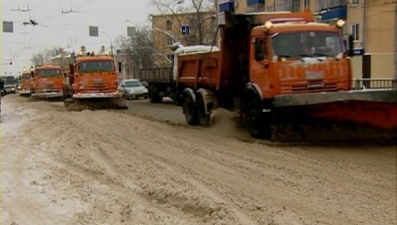 Коммунальщики Липецка с утра боролись с наледью на дорогах