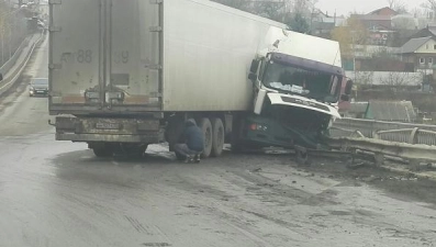 Водитель большегруза не справился с управлением на Аргамаченском мосту в Ельце 