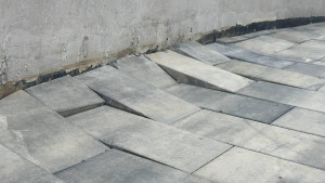 Просадки плитки обнаружили на территории поликлиники в микрорайоне Елецкий