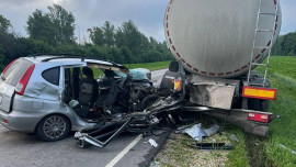 Иномарка врезалась в большегруз под Тербунами: есть двое пострадавших