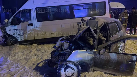 Иномарка столкнулась с микроавтобусом под Липецком: 1 человек погиб, 6 пострадали