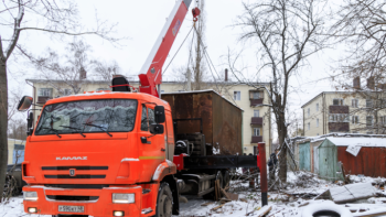 Три незаконно установленных гаража вывезли из липецкого двора