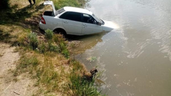 В Краснинском районе спасатели достали автомобиль из сельского пруда