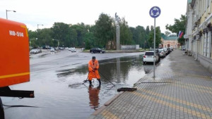 В Липецке устраняют последствия ливня