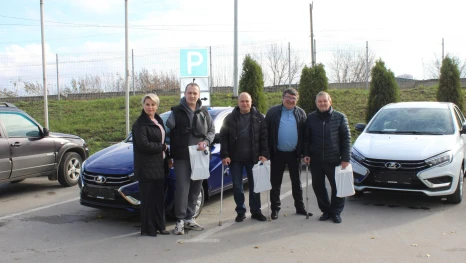 Трое липчан, пострадавших на производстве, получили новые автомобили от Соцфонда