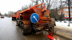 Улицы города обрабатывают противогололедными средствами