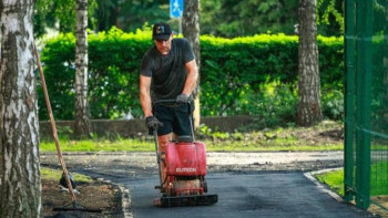 В сквере у «Звёздного» появились освещение и площадка для выгула собак