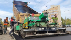 В сквере Пограничников асфальтируют тротуары