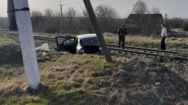 Поезд врезался в автомобиль с двумя детьми и двумя взрослыми в Липецкой области 