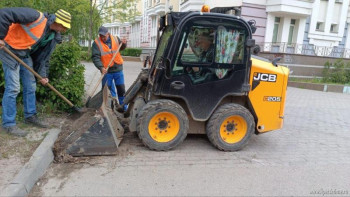 В Липецке днем и ночью сотрудники благоустройства вывозили грунт с улиц 