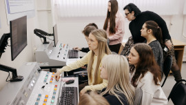 НЛМК передал ЛГТУ тренажеры, VR-гарнитуры и компьютеры для обучения студентов