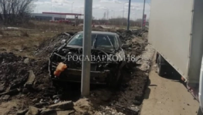 В Липецкой области у легковушки на полном ходу отскочило колесо