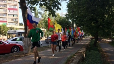 Жители Липецка начали День флага с праздничного забега