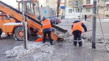 112 единиц спецтехники убирают Липецк после новогодних снегопадов