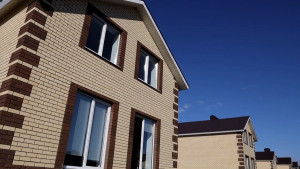 Губернатор Липецкой области Игорь Артамонов вручил добровским врачам ключи от новых квартир