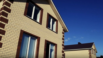 Губернатор Липецкой области Игорь Артамонов вручил ключи от нового дома семьям врачей из Добровского округа