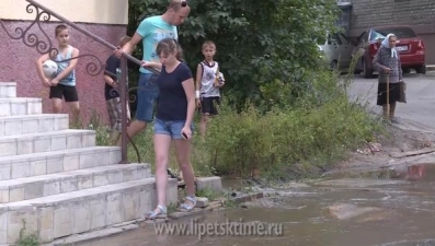 В центре Липецка прорвало трубу