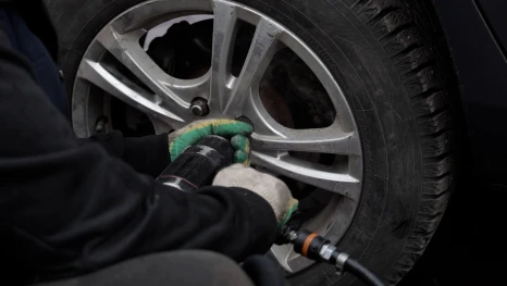 Скользкие дороги заставили липецких водителей массово ехать на шиномонтаж