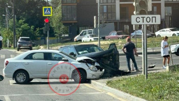 Огромная пробка образовалась из-за тройного ДТП на перекрёстке Неделина-Фрунзе