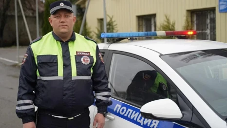 Полицейский спас пожилую женщину из горящего дома в Липецкой области