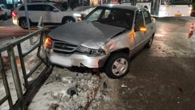 Девушка получила травмы после столкновения легковушки и автобуса в Липецке