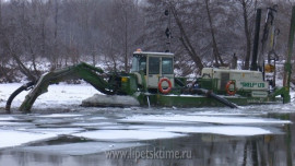 Морозы не мешают экологам вести расчистку реки Воронеж