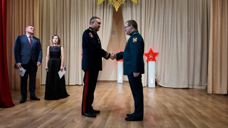 День Росгвардии в Липецке начался с возложения цветов и демонстрации вооружения