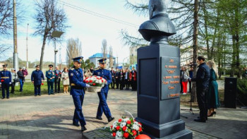 Липчане в День космонавтики возложили цветы к памятнику Юрия Гагарина