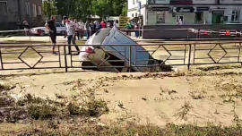 На Новолипецке автомобиль провалился под землю