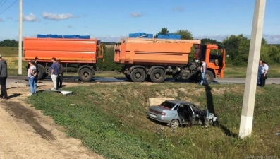 КамАЗ столкнул "десятку" в кювет, есть пострадавшие