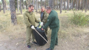 После летнего сезона с территории Силикатных озер вывезли 80 мешков мусора