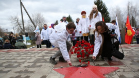 Участники автопробега «Ни шагу назад!» возложили цветы к мемориалу в селе Пятницкое