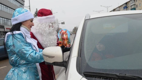 Автоинспекторы вместе со сказочными героями поздравляют юных пассажиров в Липецке