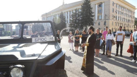 В Липецке у Христо-Рождественского кафедрального собора состоялось освящение автомобиля, который передадут на фронт