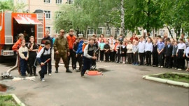 Липецкие школьники попробовали себя в роли пожарных