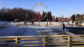 По «звездной» системе заливают каток в парке Победы (видеосюжет)