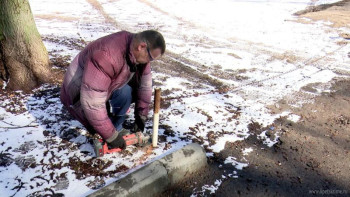 Администрация Липецка с болгаркой и гвоздодёром ведёт борьбу с нелегальными парковками во дворах