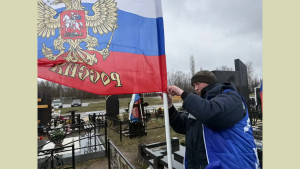 В Липецке активисты обновляют флаги на захоронениях участников спецоперации