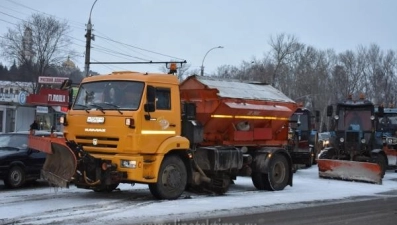 Работу коммунальщиков в последний день зимы активизировал снегопад