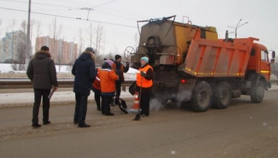 На нескольких улицах Липецка латают ямы