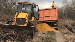 В Липецкой области в селе Никольское под землю провалился МАЗ с песком