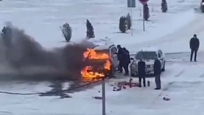 В Липецкой области рядом с гимназией сгорел легковой автомобиль