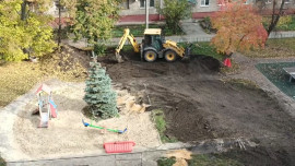 Рабочие закопали перекопанный двор на Желябова в Липецке