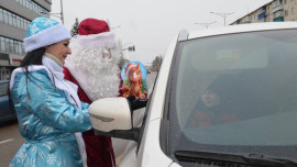 Автоинспекторы вместе со сказочными героями поздравляют юных пассажиров в Липецке
