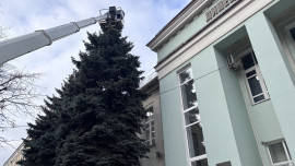 В Липецке начали украшать ёлки у здания горсовета